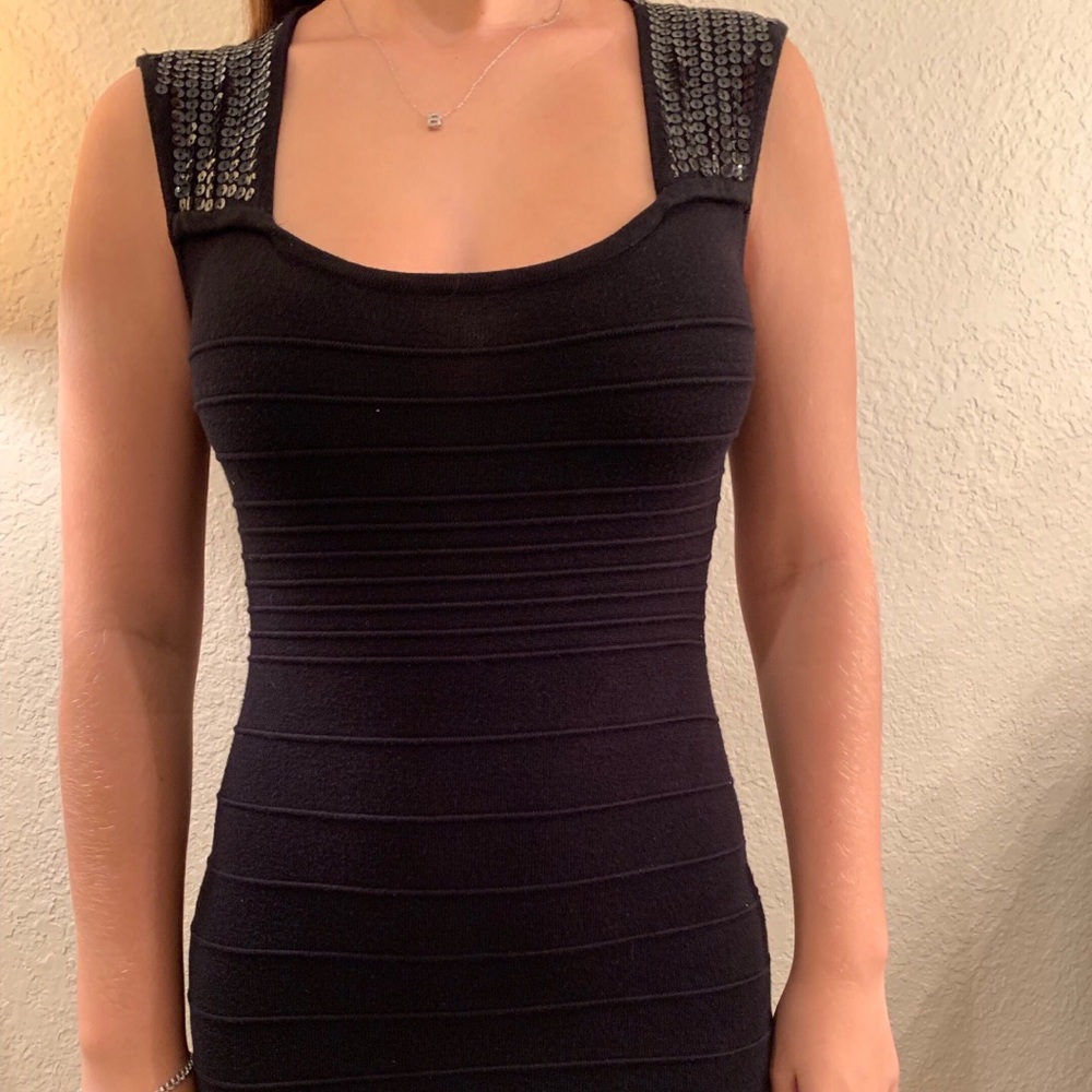 black bodycon dress